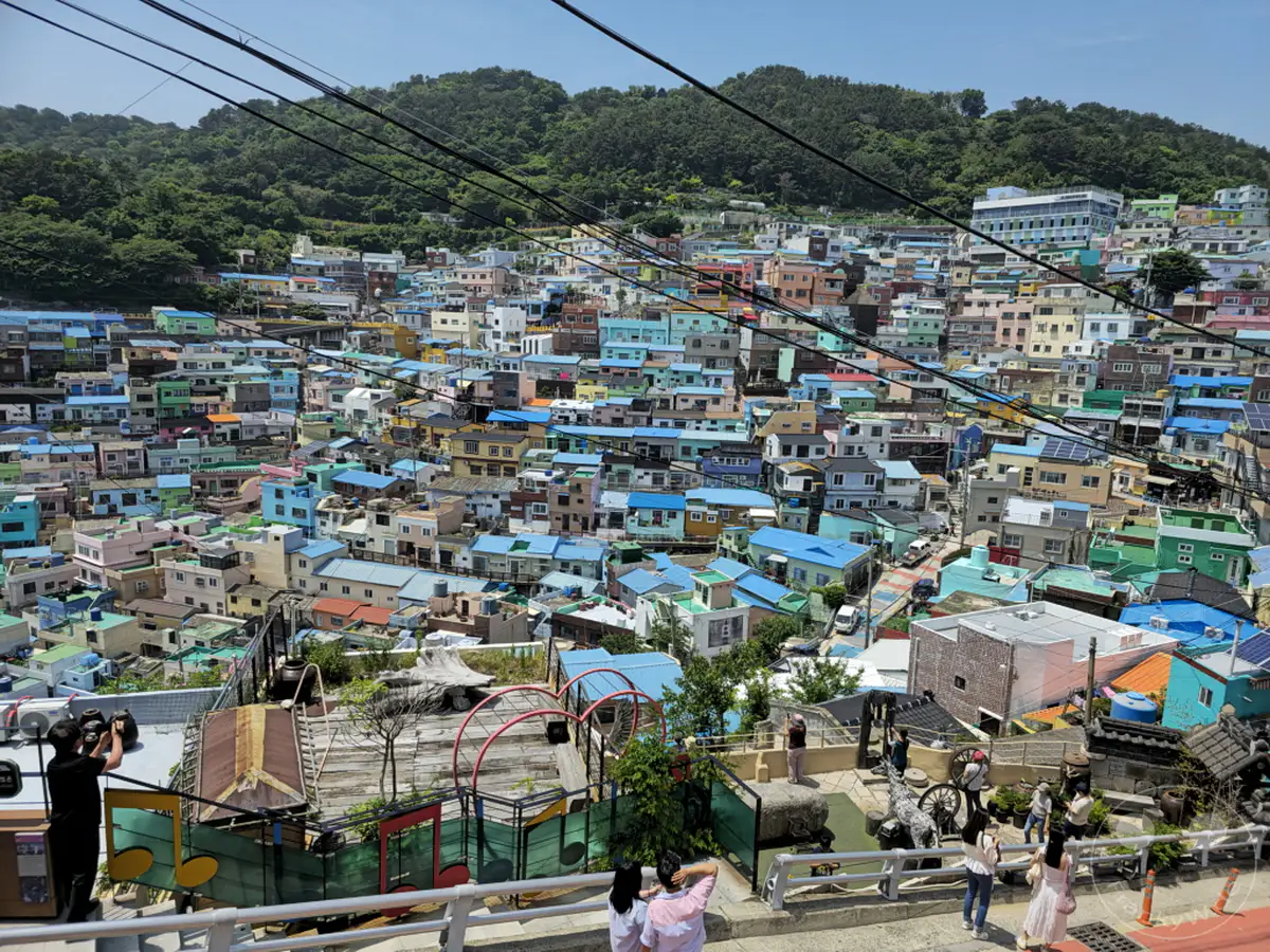 Südkorea – Busan – Culture Village Gamcheon präsentiert sich als ein farbenfrohes Mosaik aus bunten Häusern, die sich an einen steilen Hügel schmiegen. Von erhöhten Standpunkten eröffnen sich atemberaubende Ausblicke über das dicht bebaute Künstlerviertel und die umliegende Natur. Die lebendige Atmosphäre des Dorfes mit seinen schmalen Gassen und Kunstinstallationen lädt zum Erkunden und Verweilen ein.