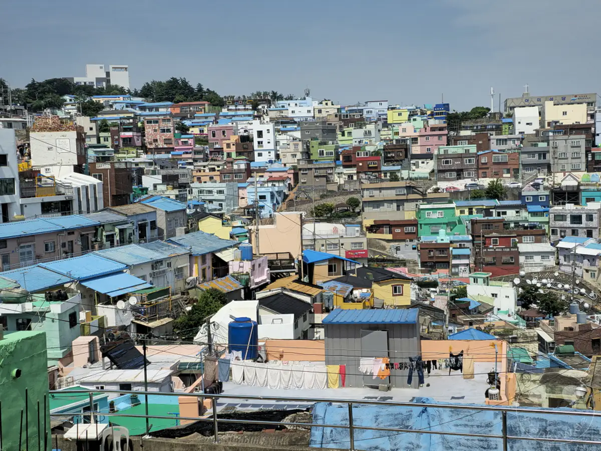 Südkorea beherbergt in Busan das farbenfrohe Culture Village Gamcheon, eine malerische Hügelstadt. Bunte Häuser reihen sich an den steilen Hängen und schaffen eine einzigartige visuelle Landschaft. Die engen Gassen und die dicht bebaute Architektur laden zum Erkunden ein und vermitteln eine lebendige Atmosphäre.