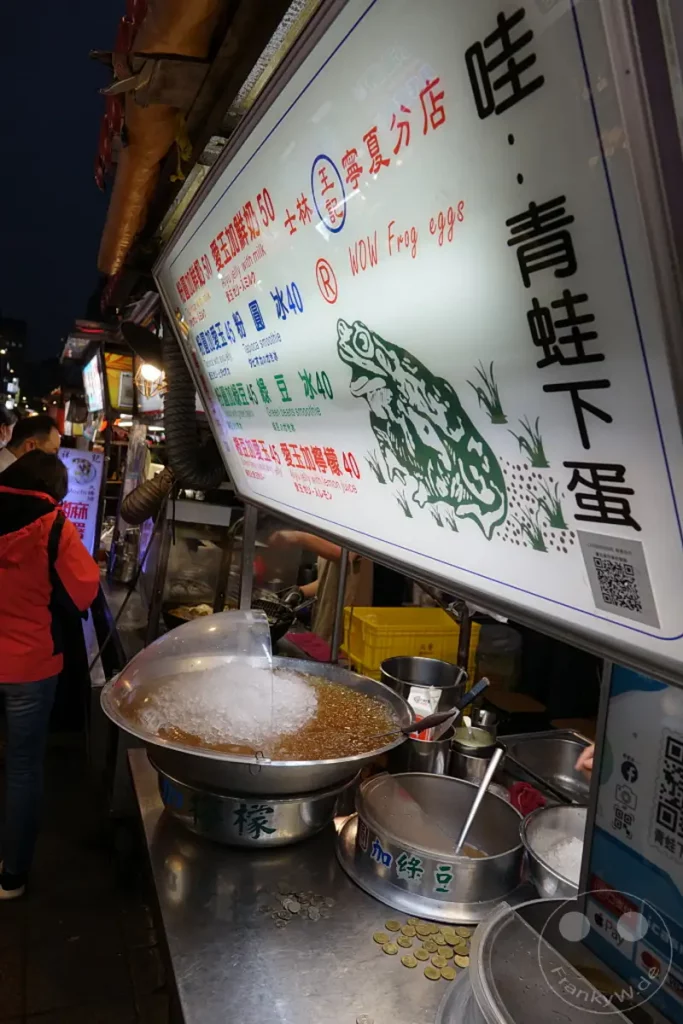 In Taipeh, Taiwan, lockt der Ningxia Nightmarket mit seinen kulinarischen Verlockungen und bunten Ständen. Das Abendlicht taucht die Szenerie in eine warme Atmosphäre, während Besucher lokale Spezialitäten probieren. Hier wird die lebendige Esskultur der Stadt auf authentische Weise präsentiert.