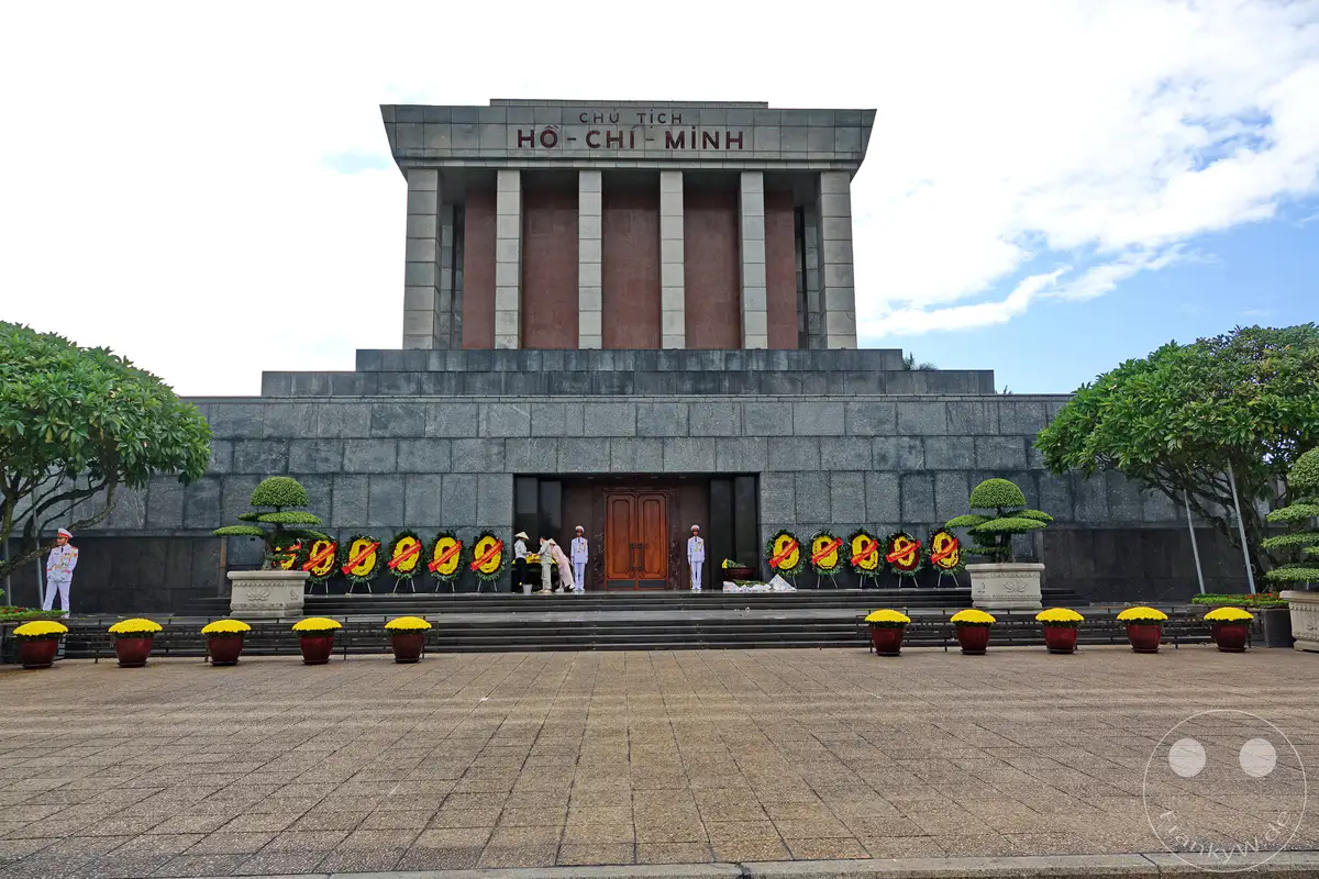 Das Ho-Chi-Minh-Mausoleum in Hanoi, Vietnam, ist eine imposante architektonische Gedenkstätte, die dem verstorbenen vietnamesischen Führer gewidmet ist. Die symmetrische Anlage mit den umliegenden Bäumen und Blumenarrangements erzeugt eine würdevolle und ernste Atmosphäre. Die breite Plaza vor dem Mausoleum lädt zum Verweilen und Gedenken ein.