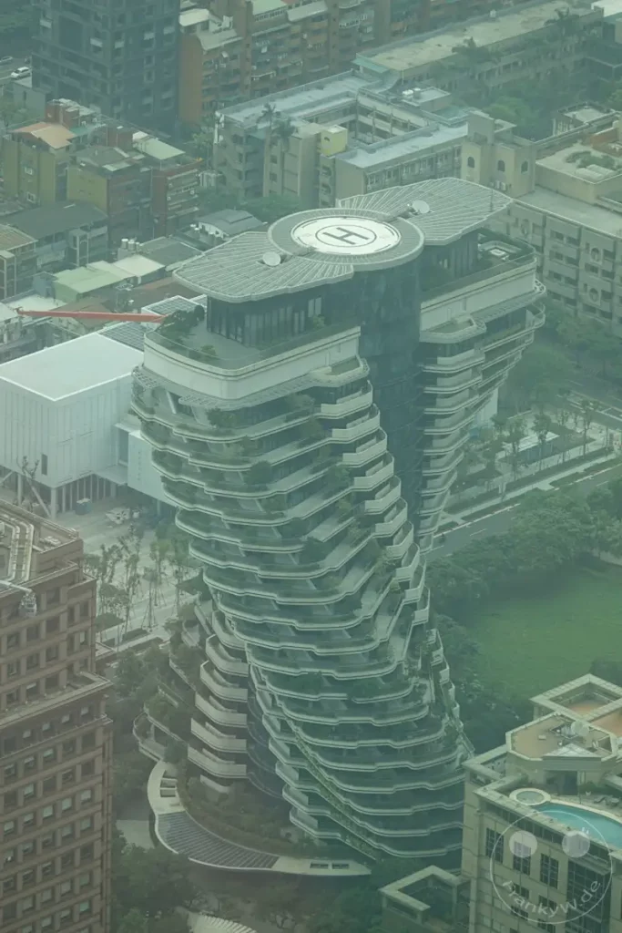 Die Agora Garden Wohnanlage in Taipeh, Taiwan, zeichnet sich durch ihre spiralförmige, begrünte Architektur aus, die vertikale Gärten auf jeder Ebene integriert. Dieser innovative Ansatz zur Stadtentwicklung in Taipeh verbindet modernes Wohnen mit ökologischer Nachhaltigkeit und schafft eine einzigartige städtische Landschaft. Die dramatische Form des Gebäudes sticht im städtischen Gefüge hervor und vermittelt ein Gefühl von organischem Wachstum inmitten der Metropole.