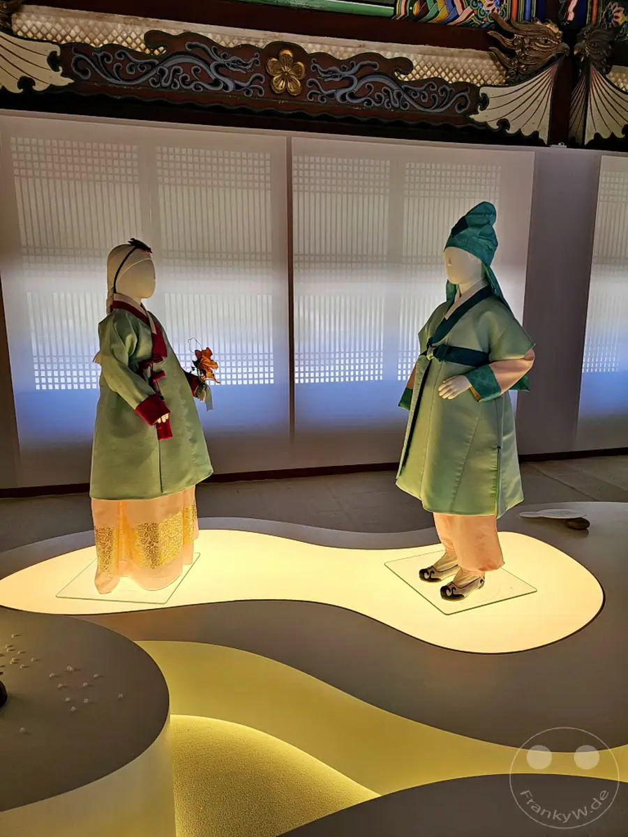 Im Deoksugung Palace in Seoul werden traditionelle Hanbok-Kleider präsentiert. Die eleganten Gewänder auf den Mannequins strahlen eine historische Atmosphäre aus und laden zum Eintauchen in die koreanische Kultur ein. Die Ausstellung findet in einem museumähnlichen Ambiente mit moderner Lichtgestaltung statt.