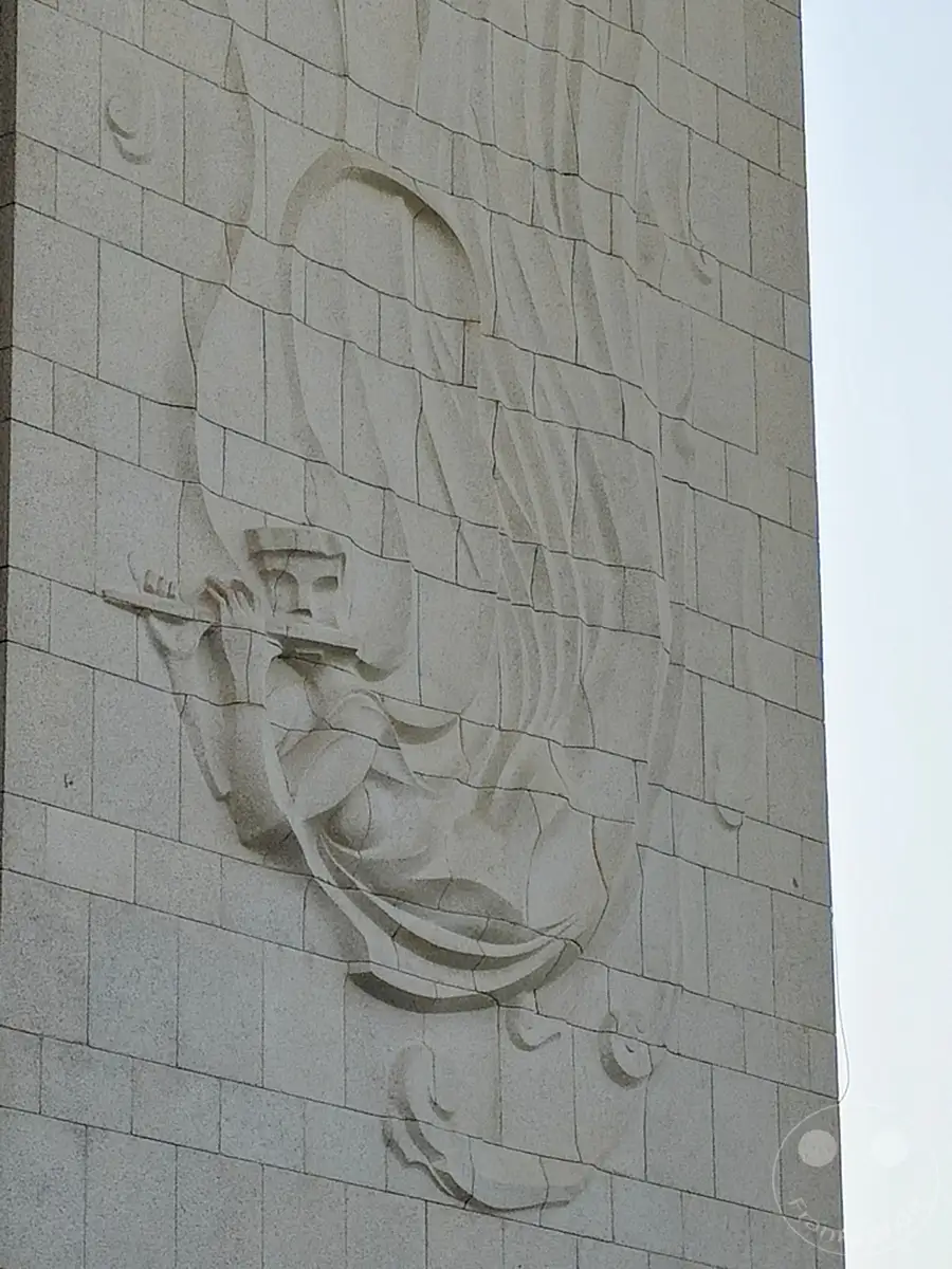 Eine detaillierte Reliefskulptur auf der Fassade des Sejong Center for the Performing Arts in Seoul, Südkorea, stellt eine stilisierte Figur dar, die eine Flöte spielt. Die Kunstform integriert sich nahtlos in die steinernen Wandpaneele des Gebäudes und erzeugt eine Atmosphäre von kultureller Eleganz und künstlerischem Ausdruck. Die Komposition suggeriert eine ruhige und meditative Stimmung, die durch die feinen Linien und Schattierungen der Skulptur unterstrichen wird.