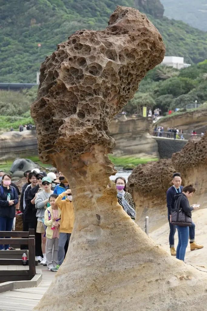 Der Queen's Head im Yehliu Geopark auf Taiwan ist eine ikonische Formation, die durch Erosion geformt wurde. Touristen versammeln sich, um dieses einzigartige Naturwunder zu bestaunen und fotografisch festzuhalten. Die Szenerie spiegelt die Schönheit der natürlichen Erosion und die Beliebtheit des Ortes als Reiseziel wider.