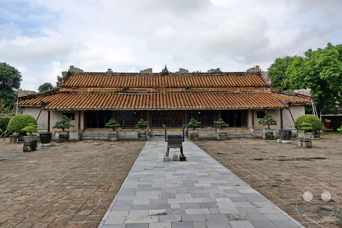 Das Tu Duc Mausoleum in Hue, Vietnam, ist ein beeindruckendes Beispiel kaiserlicher Architektur mit traditionellen asiatischen Elementen. Die gepflasterten Höfe, sorgfältig beschnittenen Bäume und die ornate Dachkonstruktion vermitteln eine Atmosphäre der Ruhe und historischen Bedeutung. Dieses Denkmal ehrt einen der bedeutendsten Kaiser Vietnams und lädt zum Nachdenken über die Vergangenheit ein.