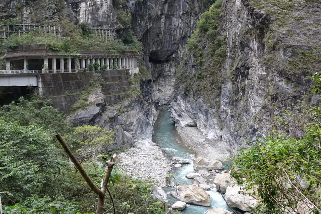 Der Liwu River schlängelt sich durch die tiefen Marmorschluchten des Taroko Nationalparks in Taiwan. Steile, von Erosion geformte Felswände säumen das türkisfarbene Wasser und schaffen eine majestätische und friedliche Atmosphäre. Die raue Schönheit der Natur offenbart sich in dieser beeindruckenden Landschaft.