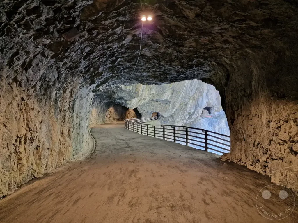 Der Tunnel der Neun Kurven im Taroko Nationalpark in Taiwan führt durch die Felswände und bietet spektakuläre Ausblicke. Der Weg schlängelt sich entlang der Schlucht und ist mit einem Geländer gesichert. Die raue Schönheit der Felsen und die Weite der Landschaft erzeugen eine beeindruckende Atmosphäre.