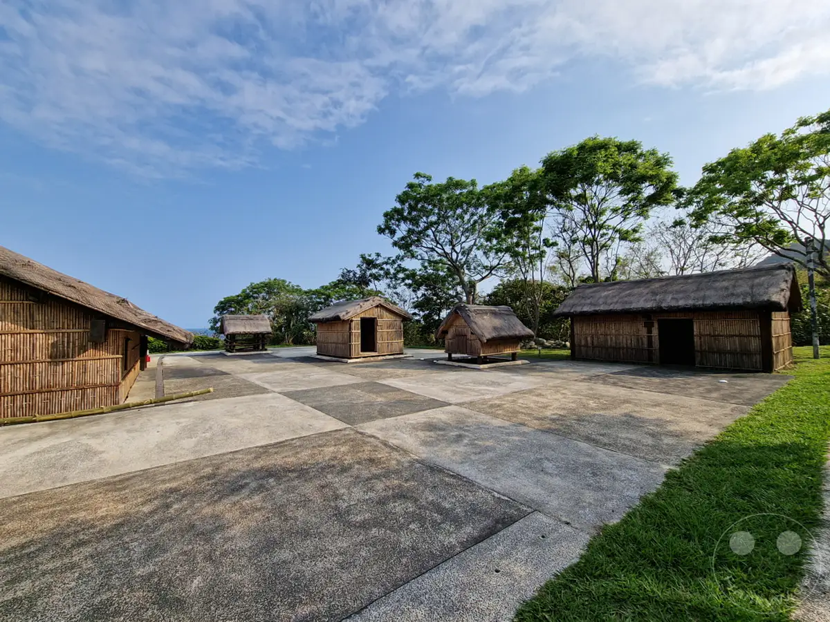 In Taiwan, in der Nähe von Hualien, präsentiert das Amis Folk Center traditionelle Bambushütten, die Einblicke in die Lebensweise der indigenen Amis-Kultur geben. Die Szenerie unter einem strahlend blauen Himmel mit vereinzelten Wolken vermittelt eine friedliche und authentische Atmosphäre. Dieses Freilichtmuseum lädt Besucher ein, die reiche Geschichte und das kulturelle Erbe der Amis zu entdecken.