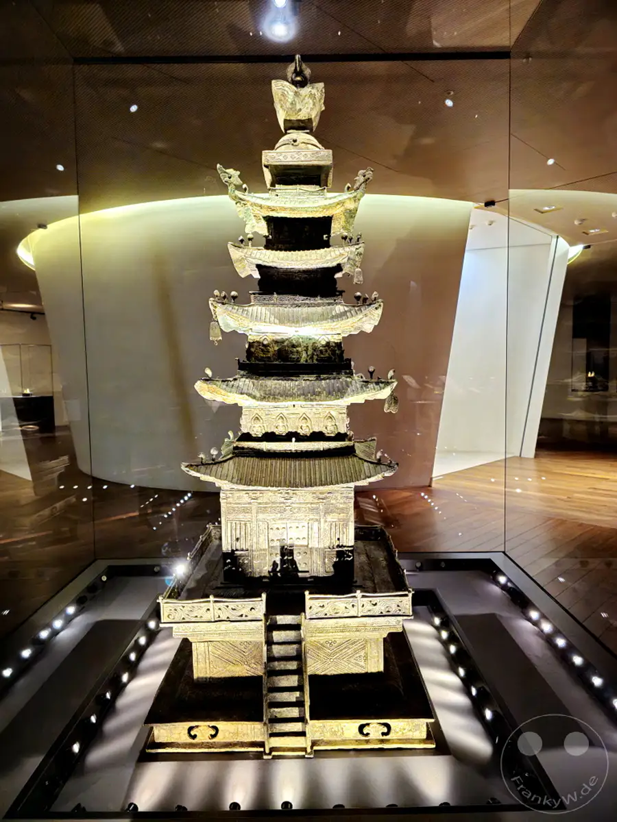 Eine detailreiche Bronzepagode wird im Leeum Museum of Art in Seoul ausgestellt. Ihre mehrstufige Architektur und filigranen Verzierungen zeugen von kunsthandwerklichem Können und historischer Bedeutung. Die Beleuchtung im Museum schafft eine ehrfürchtige Atmosphäre für dieses bedeutende Kunstwerk.