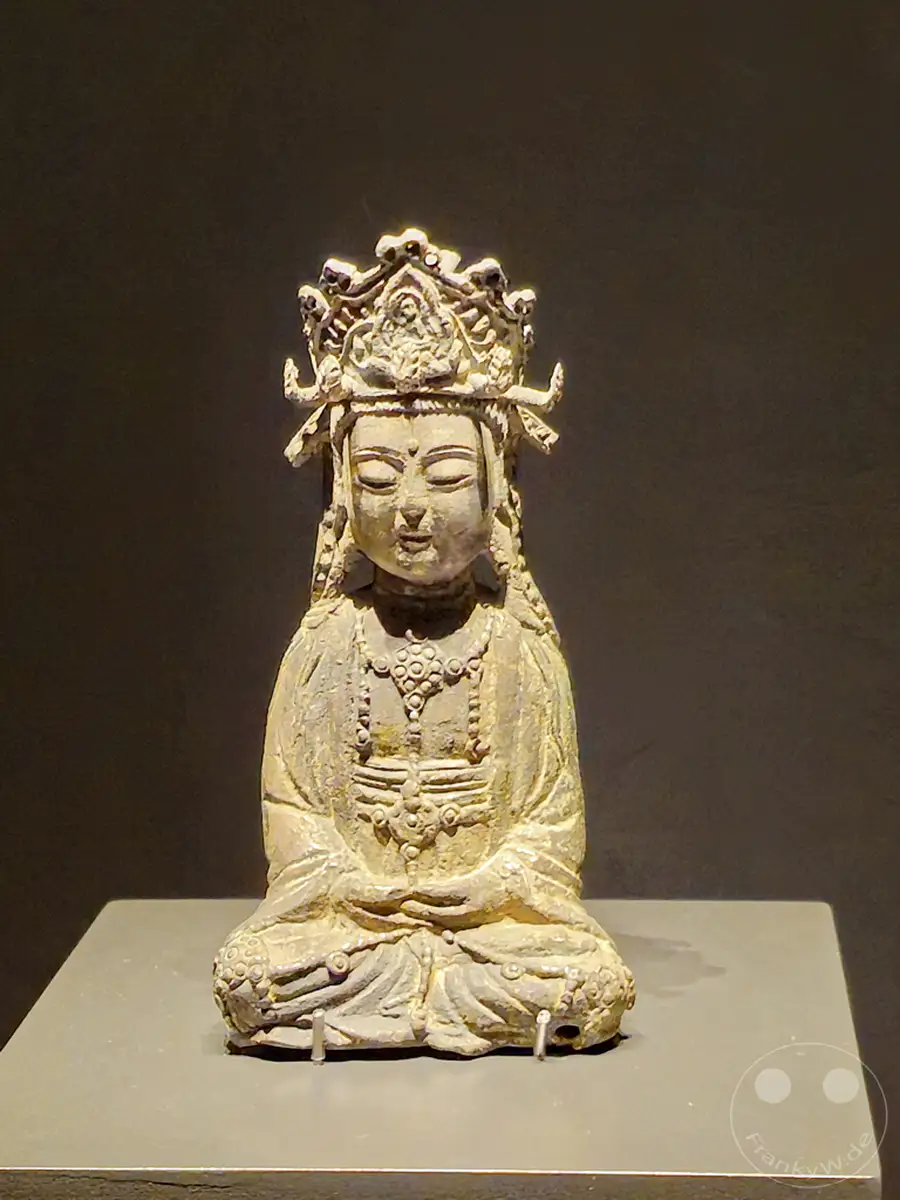 Eine detailreiche Bronzestatue eines sitzenden Bodhisattva wird im Leeum Museum of Art in Seoul ausgestellt. Die Skulptur, wahrscheinlich aus der Goryeo-Dynastie, strahlt eine ruhige und meditative Aura aus. Ihre aufwendige Verzierung und feine Ausarbeitung zeugen von meisterhafter Handwerkskunst und künstlerischem Können.