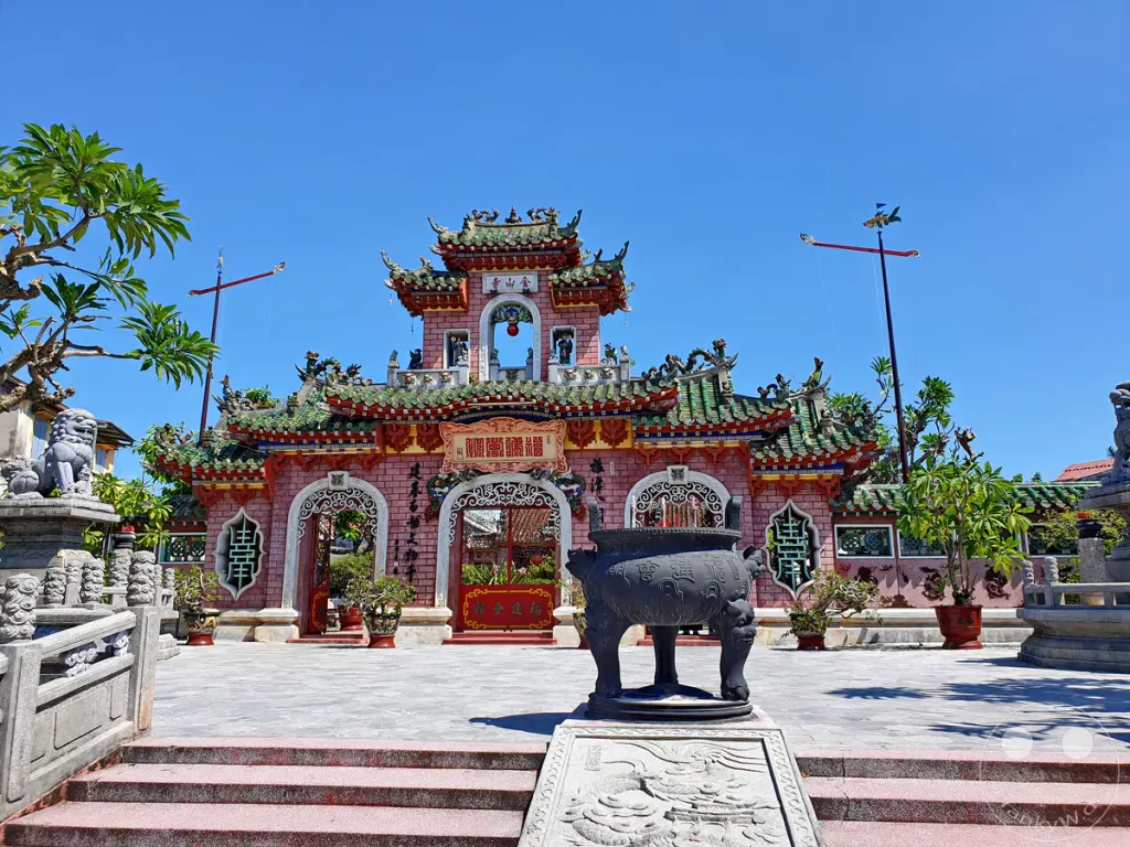 Der Hoi quan Phuoc Kien, auch bekannt als Fukian Assembly Hall, ist ein prächtiger Tempel in Hoi An, Vietnam. Die farbenfrohe Architektur mit den geschwungenen Dächern und kunstvollen Verzierungen spiegelt die reiche Kultur der Region wider. Eine friedliche und historische Atmosphäre herrscht in dieser beeindruckenden Anlage.