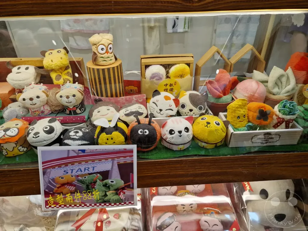 In Taiwan, Zuoying, werden in einem Schaufenster liebevoll gestaltete Cake Towels in Form von niedlichen Tierfiguren präsentiert. Diese fantasievollen Handtuchkreationen, wie Bienen, Pandas und Katzen, schaffen eine verspielte und charmante Atmosphäre. Die Auslage lädt zum Stöbern und Entdecken von originellen Geschenkideen ein.