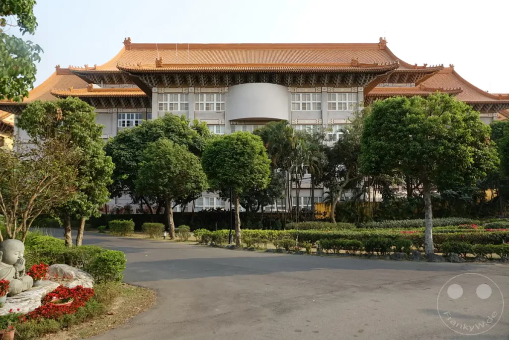 Das Fo Guang Shan Monastery in Kaohsiung, Taiwan, präsentiert sich mit seiner imposanten buddhistischen Architektur und einer weitläufigen, gepflegten Gartenanlage. Die traditionellen Dächer und Fassaden des Klosters harmonieren mit der ruhigen Atmosphäre, die von den Bäumen und der Bepflanzung unterstrichen wird. Ein friedlicher Ort, der buddhistische Kultur und spirituelle Besinnung widerspiegelt.