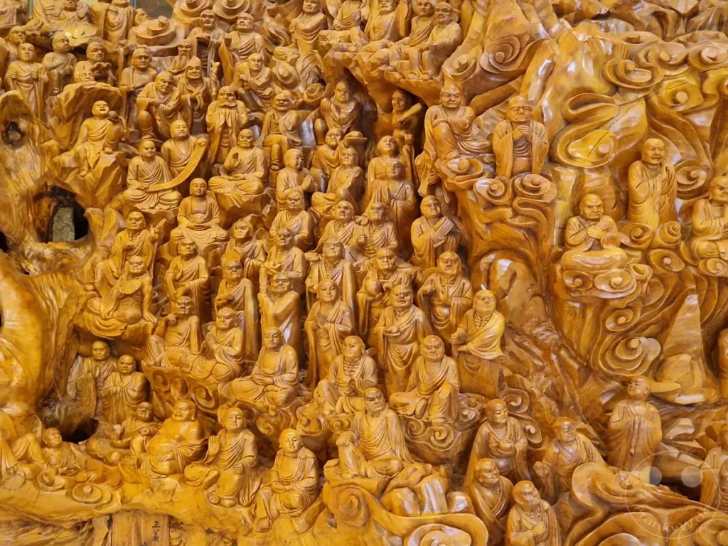 In Taiwan, Kaohsiung, offenbart das Fo Guang Shan Buddha Museum ein beeindruckendes Meisterwerk der Holzschnitzkunst, das unzählige Buddhas und Bodhisattvas darstellt. Die feinen Details und die geschickte Ausführung der Figuren schaffen eine tiefgründige und meditative Atmosphäre. Dieses Kunstwerk zeugt von der reichen buddhistischen Kultur und der kunsthandwerklichen Tradition.