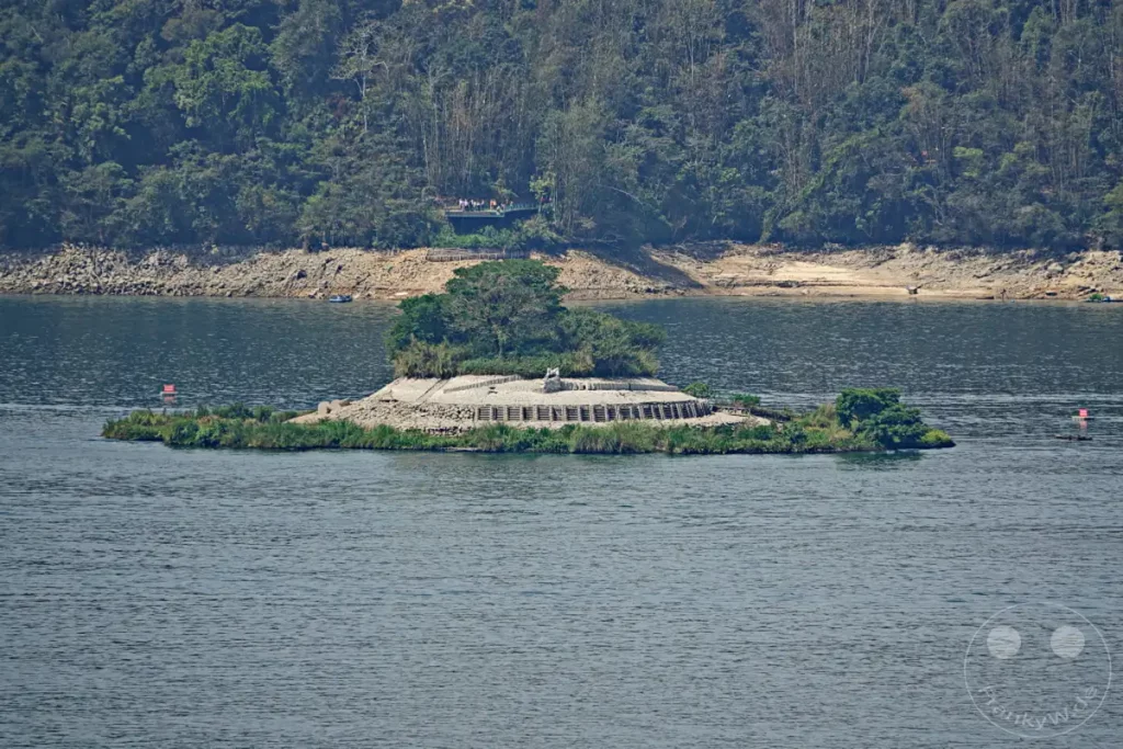 Die kleine Insel Lalu Island erhebt sich malerisch aus dem glitzernden Wasser des Sun Moon Lake in Taiwan. Umgeben von üppigem Grün und felsigen Ufern, strahlt die Szene eine ruhige und friedliche Atmosphäre aus. Die natürliche Schönheit des Sees und die markante Insel laden zum Verweilen und Entspannen ein.