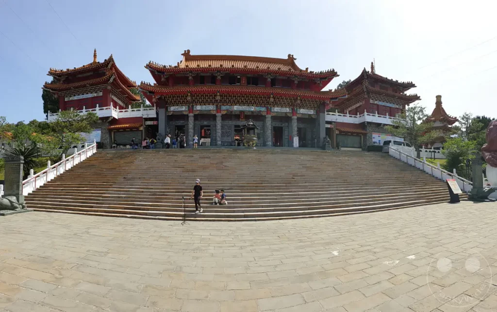 Der Wenwu Tempel auf Taiwan am Sun Moon Lake präsentiert sich majestätisch mit seiner beeindruckenden chinesischen Architektur. Eine breite Steintreppe führt zum Haupteingang, wo Besucher und Gläubige sich versammeln. Die sonnige Atmosphäre und die detailreiche Gestaltung des Tempels laden zu Besinnung und Erkundung ein.