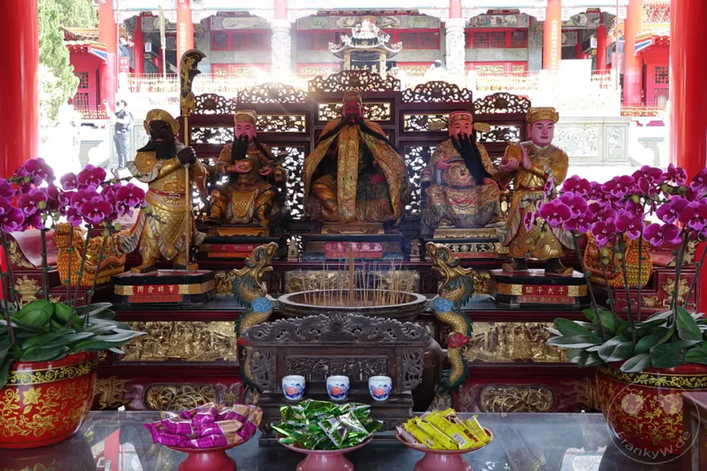 Im Wenwu Tempel am Sun Moon Lake in Taiwan stehen prächtige Götterstatuen inmitten einer festlichen und spirituellen Atmosphäre. Aufwendig verzierte Schreine und Opfergaben zeugen von tiefer Verehrung und kultureller Bedeutung. Die leuchtenden Farben und die detailreichen Darstellungen schaffen ein eindrucksvolles Bild religiöser Kunst.