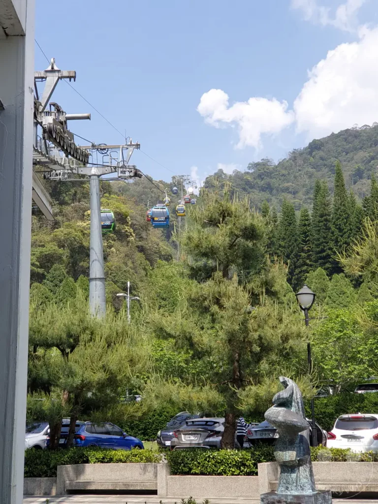 Die Riyuetanlan Ropeway Station am Sun Moon Lake in Taiwan verbindet den See mit dem Formosan Aboriginal Culture Village. Mehrere bunte Gondeln bewegen sich auf Seilen über die üppig bewaldete Berglandschaft. Besucher können die malerische Aussicht auf den See und die umliegenden Berge genießen, während sie entspannt in der Seilbahn schweben.