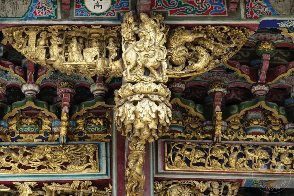 In Taipeh, Taiwan, zeigt diese detaillierte Vergoldung im Mengjia Longshan Tempel kunstvolle Schnitzereien, die traditionelle Motive darstellen. Die aufwendigen Details und die leuchtende Goldfarbe erzeugen eine prunkvolle und spirituelle Atmosphäre. Das Kunsthandwerk spiegelt die reiche kulturelle Geschichte des Tempels und der Region wider.