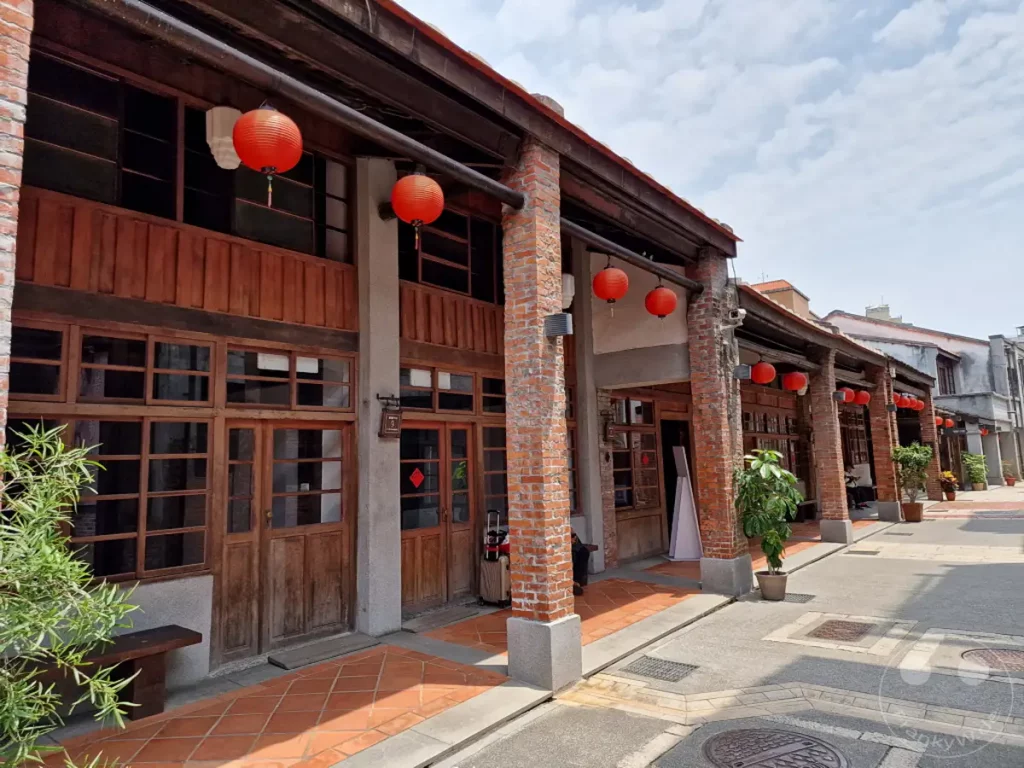 Im Bopiliao Historical Block in Taipeh, Taiwan, reihen sich traditionelle Gebäude mit roten Laternen aneinander und schaffen eine atmosphärische Szenerie. Die Ziegelarchitektur und die Holzelemente erzählen von der reichen Geschichte des Ortes. Ein Gefühl von Zeitlosigkeit und kulturellem Erbe liegt in der Luft, während man durch die Gassen schlendert.
