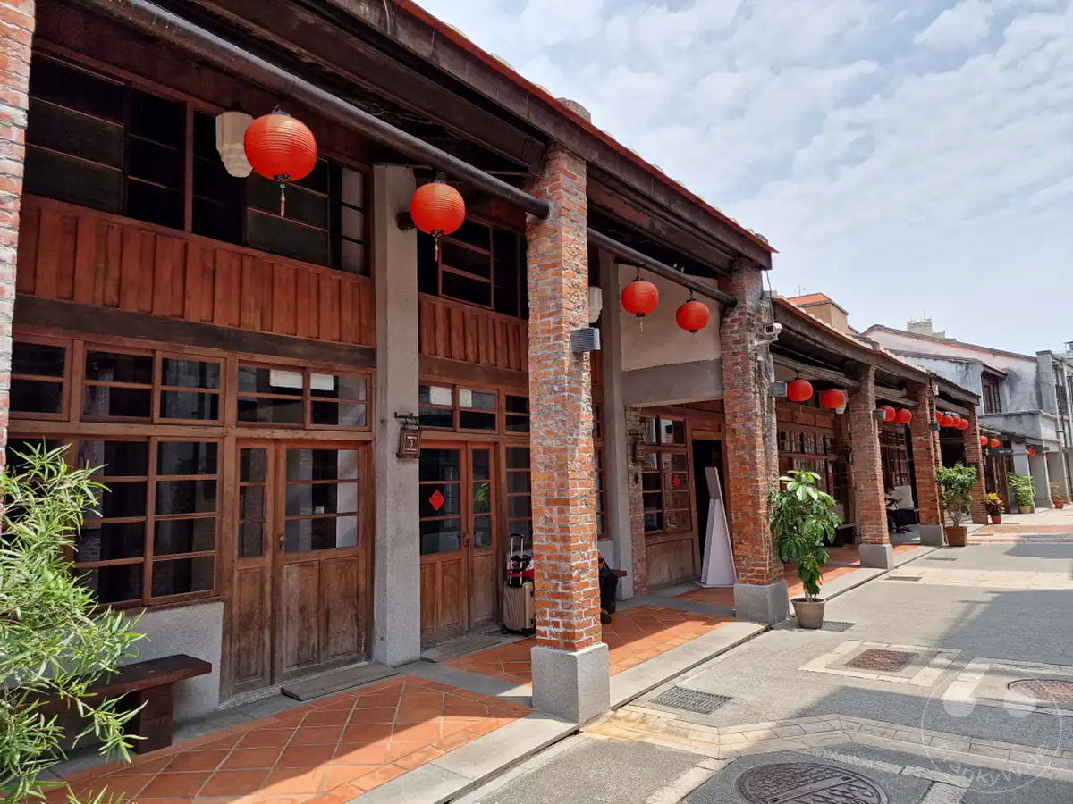 Im Bopiliao Historical Block in Taipeh, Taiwan, reihen sich traditionelle Gebäude mit roten Laternen aneinander und schaffen eine atmosphärische Szenerie. Die Ziegelarchitektur und die Holzelemente erzählen von der reichen Geschichte des Ortes. Ein Gefühl von Zeitlosigkeit und kulturellem Erbe liegt in der Luft, während man durch die Gassen schlendert.
