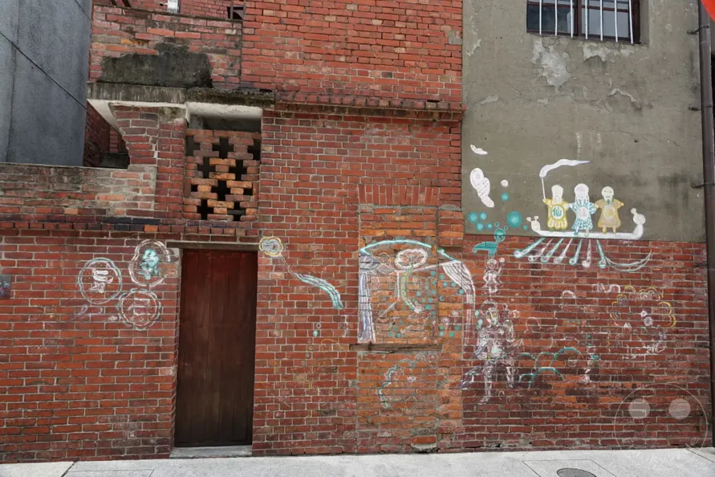 In Taipehs historischem Bopiliao Historical Block ziert eine farbenfrohe Wandmalerei die Ziegelwand eines Gebäudes. Die Kunstwerke, die sowohl traditionelle als auch abstrakte Elemente integrieren, schaffen eine lebendige und kulturell reiche Atmosphäre. Graffiti und Malerei verschmelzen zu einem einzigartigen Ausdruck urbaner Kreativität auf historischem Grund.