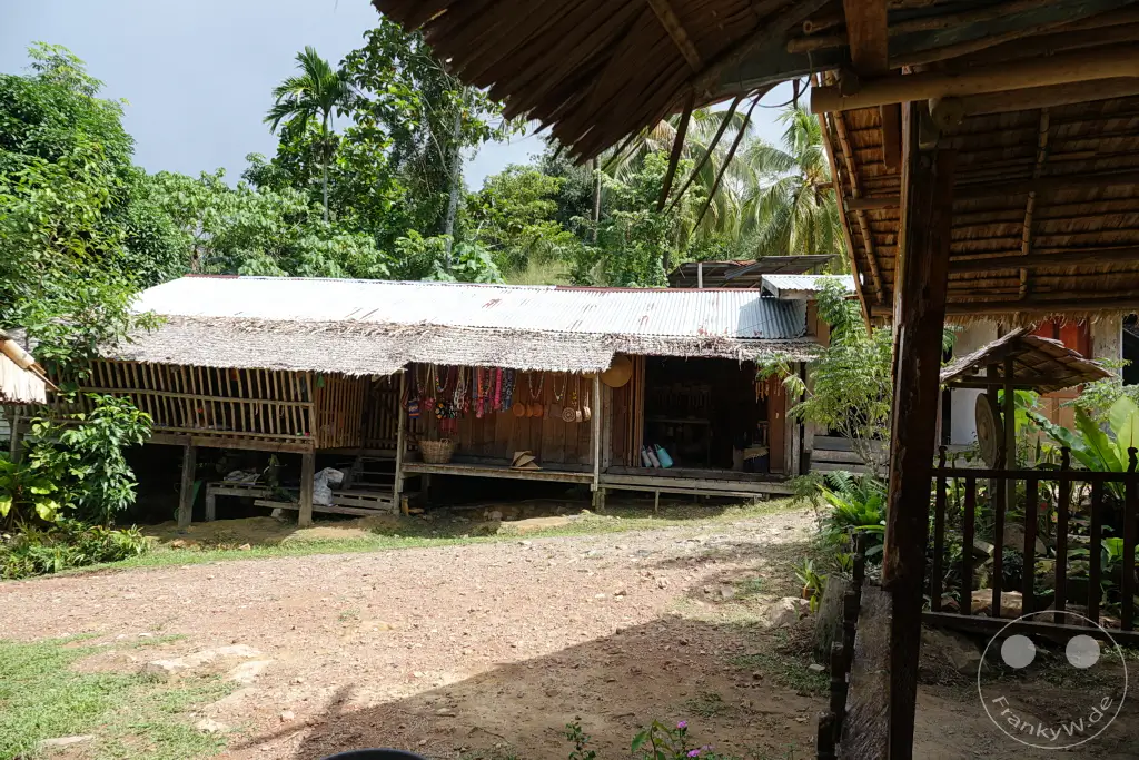 Borneo - Malaysia - Gumantong Hill (Bavanggazo Trail) - Longhouse