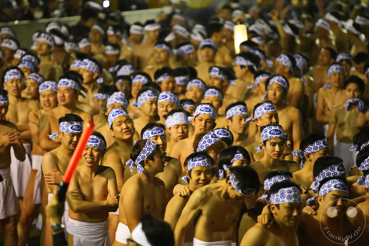 Tausende fast nackte Männer drängen sich in traditionellen Fundoshi-Lendentüchern und gemusterten Stirnbändern dicht aneinander beim historischen Hadaka-Matsuri-Festival am Saidai-ji Kannon-in Tempel in Okayama.