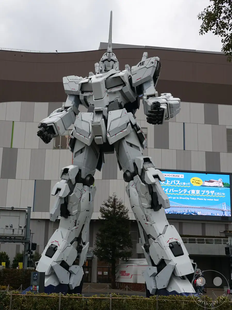 Die lebensgroße, weiße Statue des RX-0 Unicorn Gundam steht in imposanter Pose vor dem Einkaufszentrum DiverCity Tokyo Plaza auf der künstlichen Insel Odaiba im Stadtteil Koto in Tokio, Japan.