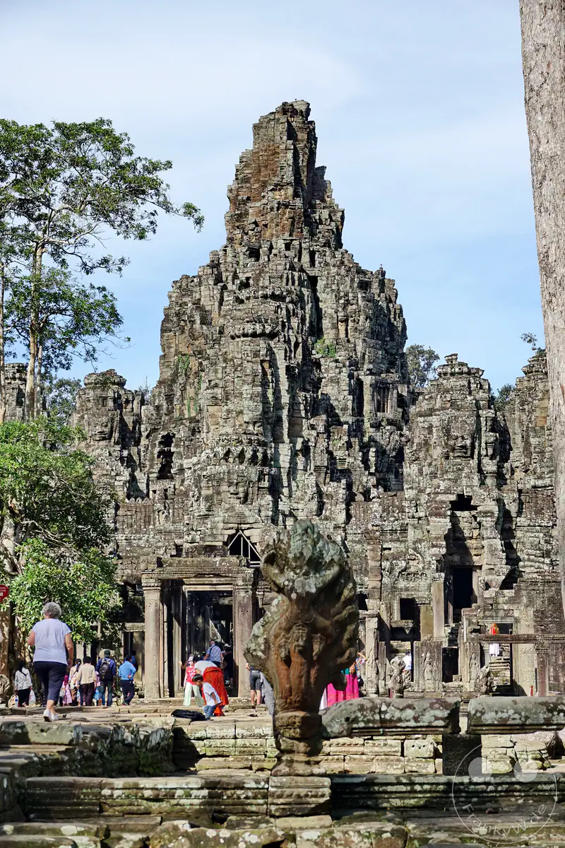 Der historische Bayon-Tempel im Zentrum von Angkor Thom in Kambodscha mit seinen monumentalen Steintürmen und einer Naga-Schlangenskulptur im Vordergrund.