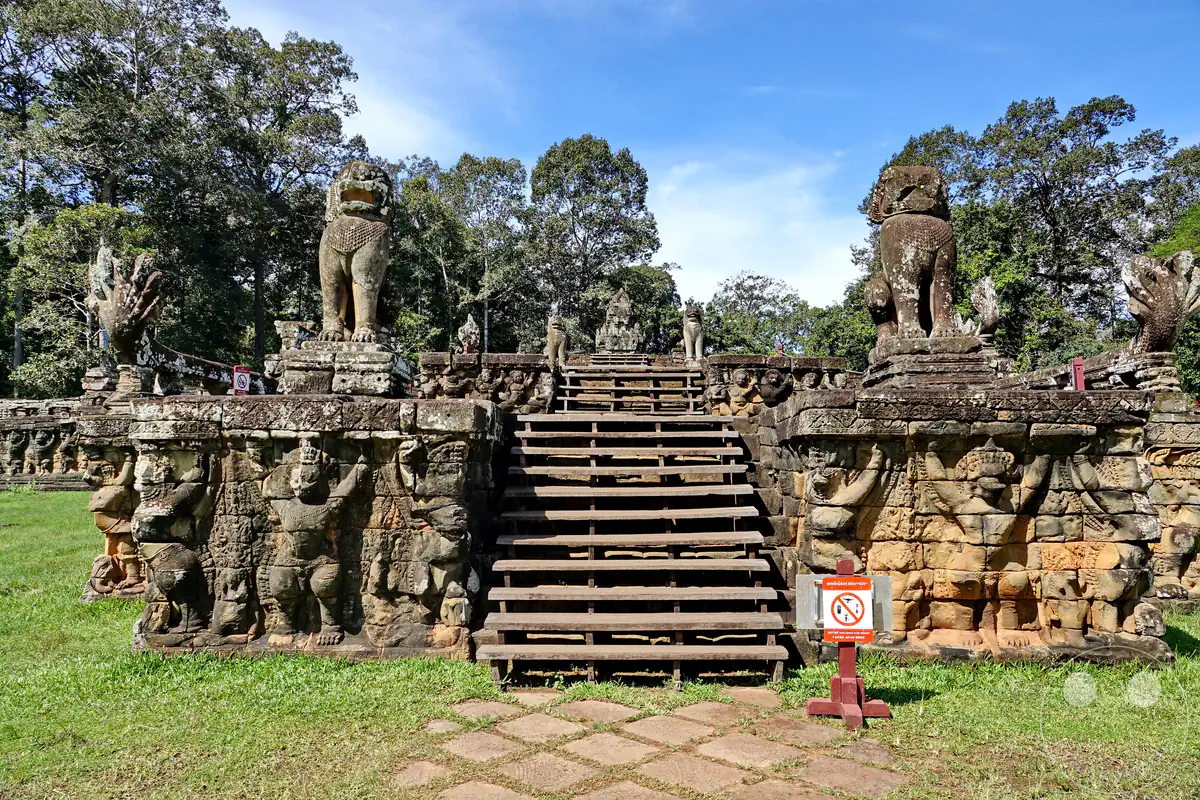 Ein historischer Treppenaufgang an der Terrasse der Elefanten in Angkor Thom, flankiert von steinernen Löwenstatuen, vielköpfigen Naga-Schlangen und reich verzierten Garuda-Reliefs.