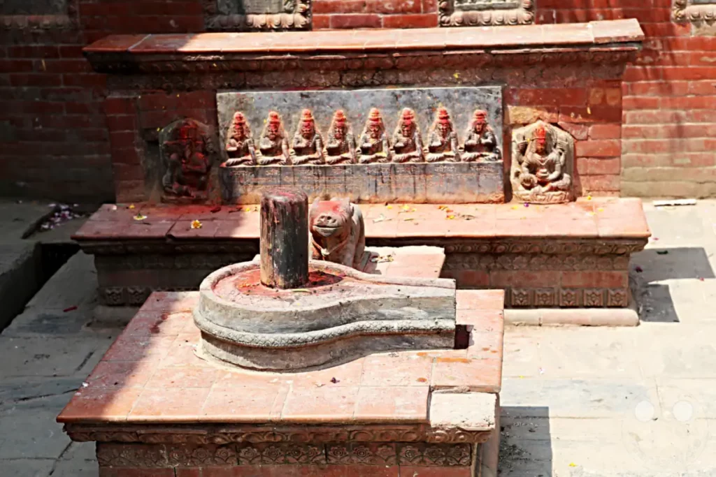 Der Jal Binayak Tempel in Bhaktapur, Nepal, zeigt eine Reihe von detaillierten religiösen Skulpturen. Sie sind Teil des Tempelkomplexes und von traditioneller Architektur umgeben.