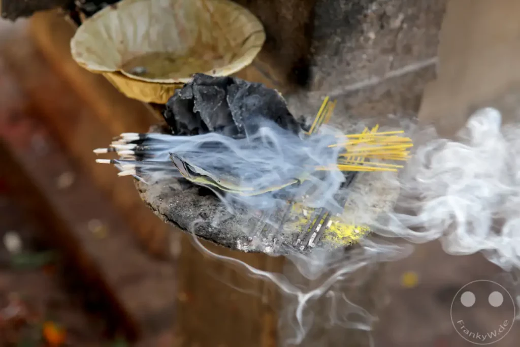 Der Jal Binayak Tempel (Kwoyena Ganedyo) in Bhaktapur, Nepal, ist Schauplatz eines ruhigen Rituals. Zahlreiche Räucherstäbchen sind angezündet und ihr sanfter Rauch erfüllt die Luft und schafft eine friedliche Atmosphäre.