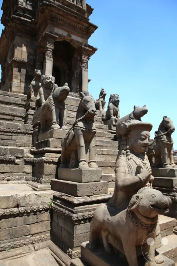 Eine majestätische Treppe führt zu einem alten Tempel in Bhaktapur, Nepal. Steinerne Löwen und andere Fabelwesen wachen über die Stufen und verleihen dem Ort eine mystische Aura. Die detaillierte Handwerkskunst der Skulpturen zeugt von tiefer kultureller Bedeutung.