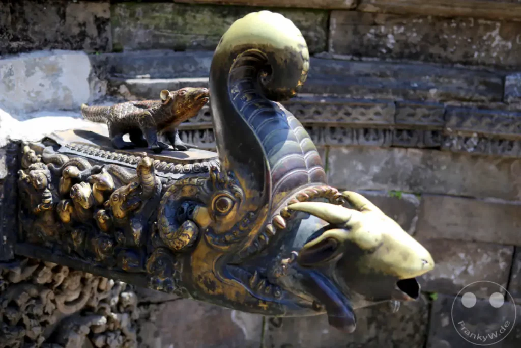 Bronzene Wasserspeier-Skulptur in Bhaktapur, Nepal, zeigt detaillierte mythologische Kreaturen und Tiere. Die kunstvolle Handwerkskunst und die Patina verleihen dem Objekt eine historische und mystische Atmosphäre.