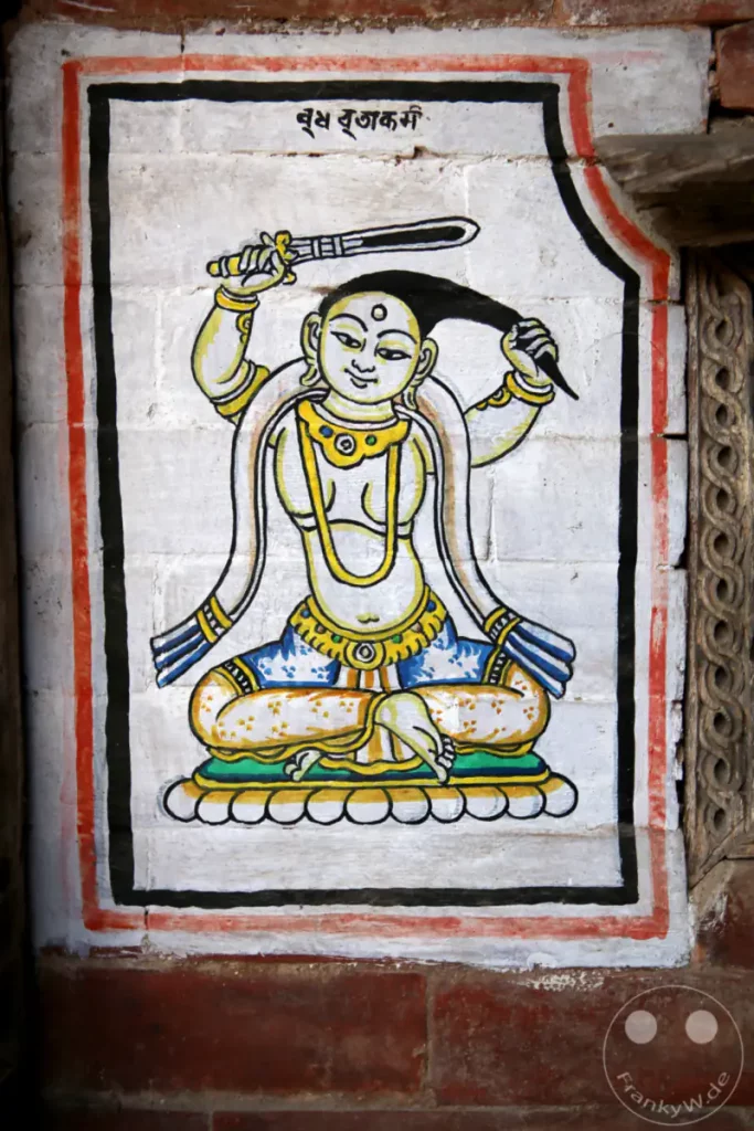Ein farbenfrohes Wandgemälde zeigt eine weibliche Figur, die im Schneidersitz sitzt und ein Schwert hält. Die Malerei ist Teil der Architektur und trägt zur kulturellen Atmosphäre der Stadt Bhaktapur bei.