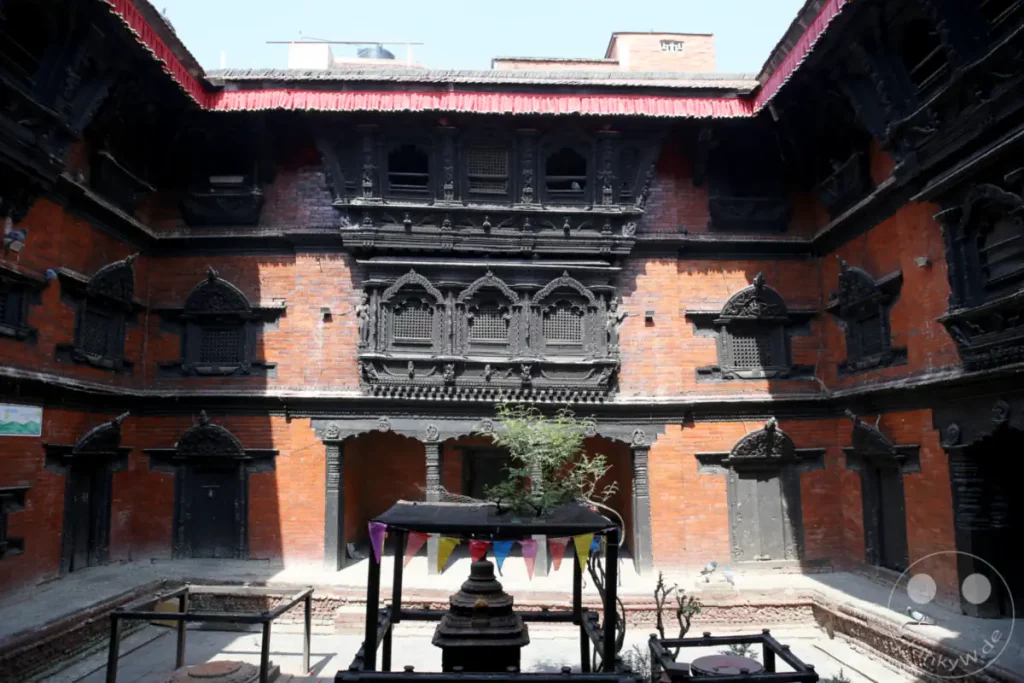 Der Kathmandu Durbar Square in Nepal präsentiert eine faszinierende Sammlung von Tempeln und Palästen mit aufwendiger Holzarchitektur. Die reich verzierten Fenster und Fassaden zeugen von traditioneller Handwerkskunst und historischer Bedeutung.