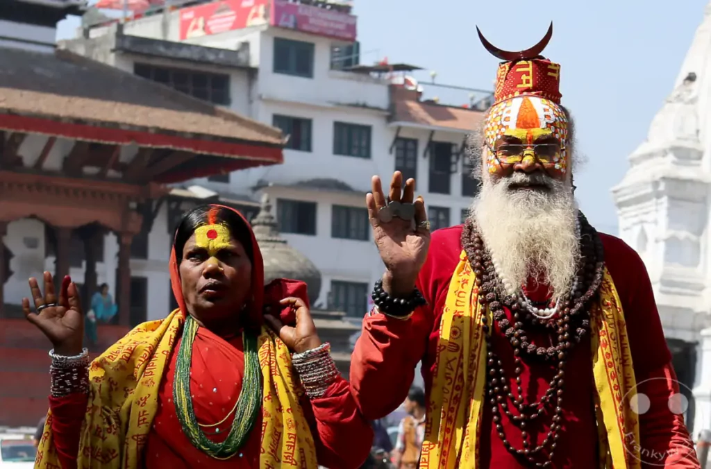 Zwei Sadhus, religiöse Asketen, posieren am Kathmandu Durbar Square, Nepal. Sie tragen traditionelle Kleidung und Schmuck, wie sie für hinduistische Pilger üblich sind.