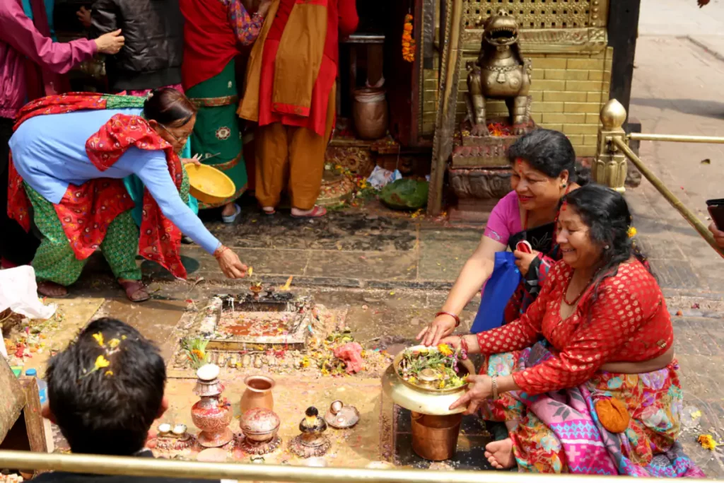 Aufnahmen von einer hinduistischen Opferzeremonie an der Swayambhunath-Stupa in Kathmandu, Nepal. Gläubige führen Rituale durch und bringen Gaben dar, was die tiefe Spiritualität des Ortes unterstreicht.