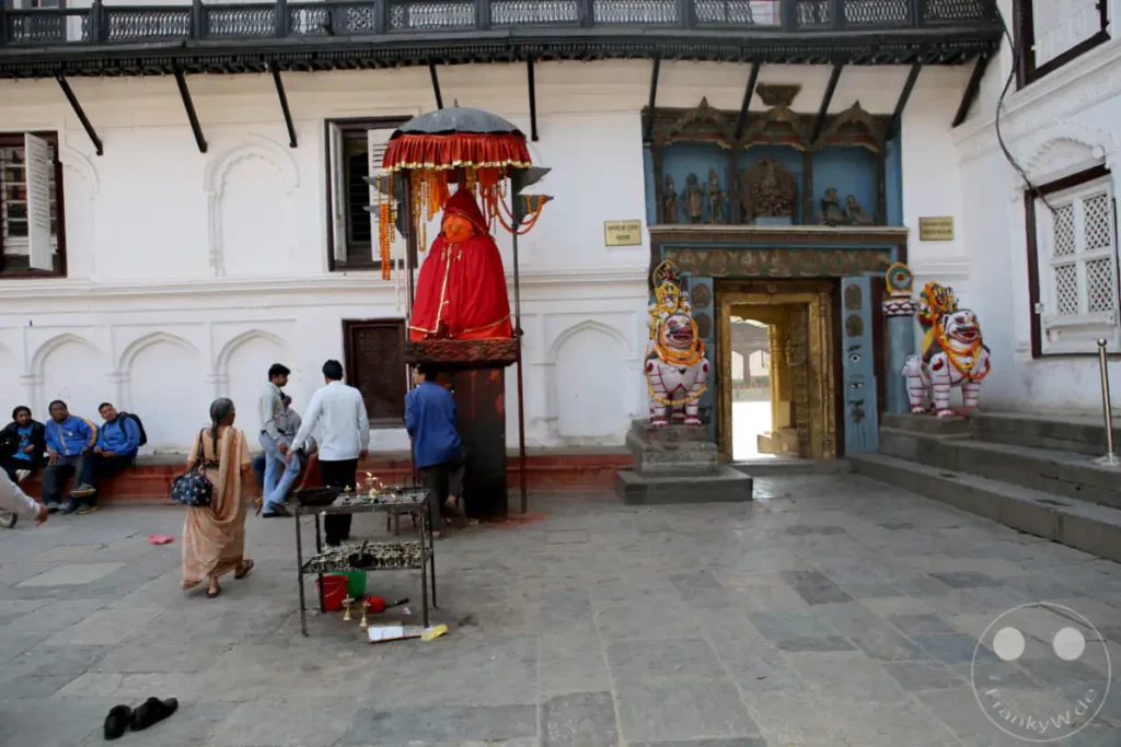 Der Kathmandu Durbar Square ist ein historischer Platz mit Tempeln und Palästen. Menschen besuchen den Platz und beteiligen sich an religiösen Zeremonien, was eine Atmosphäre von Spiritualität und Kultur schafft.
