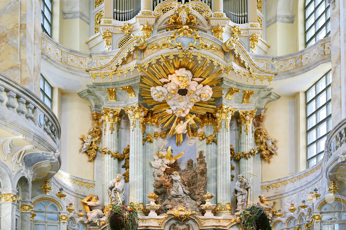 Die prunkvolle Innenausstattung der Dresdner Frauenkirche beeindruckt mit barocken Verzierungen, goldenen Akzenten und kunstvollen Skulpturen. Der imposante Altarbereich und die Orgel bilden das Herzstück des Gotteshauses und vermitteln eine erhabene und feierliche Atmosphäre. Dieses Meisterwerk der Sakralarchitektur in Deutschland lädt zur stillen Andacht und zur Bewunderung der Handwerkskunst ein.