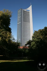 Das markante City-Hochhaus am Augustusplatz ragt als weithin sichtbares Wahrzeichen und höchstes Gebäude der Stadt aus einer Parkanlage empor. Der markante Turm wurde zwischen 1968 und 1972 nach Entwürfen des Architekten Hermann Henselmann in Form eines aufgeschlagenen Buches für die Universität Leipzig errichtet. Mit seiner charakteristischen, dreifach geschwungenen Fassade prägt der geschichtsträchtige Riese die Skyline und beherbergt heute neben Büroflächen auch eine beliebte Aussichtsplattform mit Panorama-Restaurant.