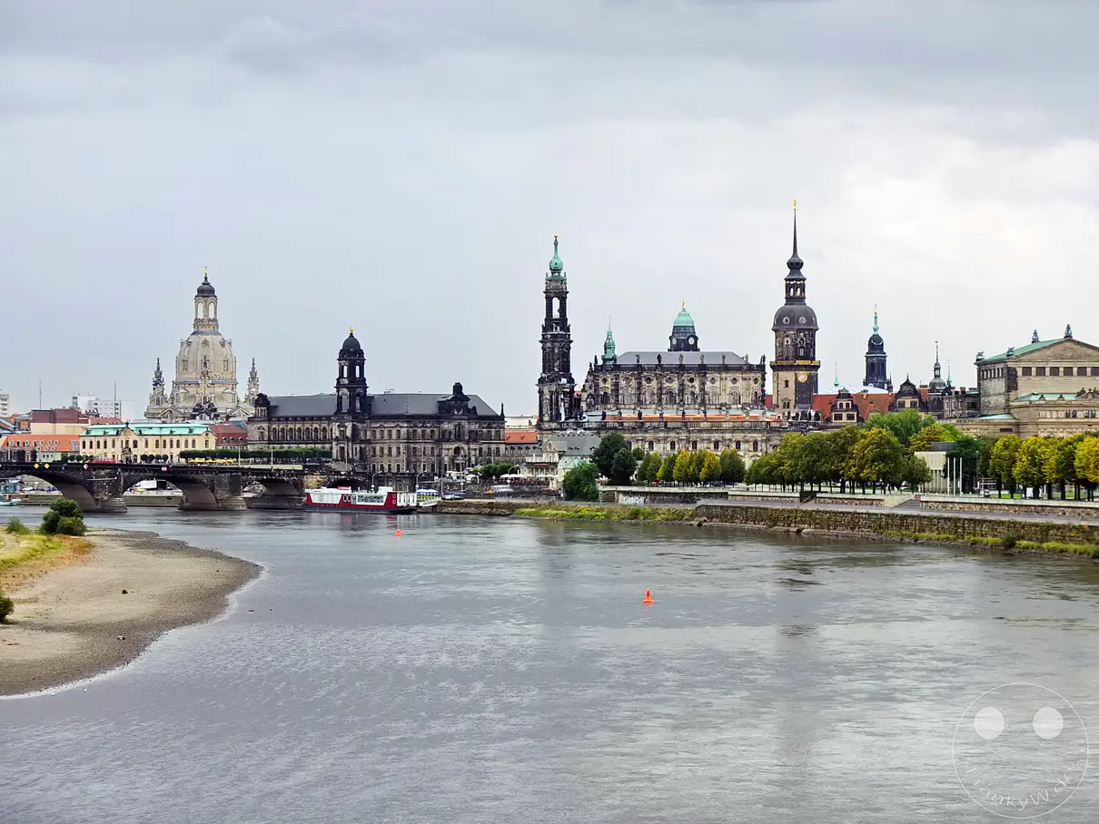 Der Blick �ber die Elbe in Dresden offenbart die beeindruckende Silhouette der Altstadt mit ihren ber�hmten Sakralbauten und historischen Geb�uden. Die k�hle, bew�lkte Atmosph�re spiegelt sich im ruhigen Wasser des Flusses wider und verleiht der Szenerie eine bed�chtige Stimmung. Die prachtvollen Bauwerke zeugen von der reichen Geschichte und kulturellen Bedeutung der s�chsischen Landeshauptstadt.
