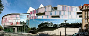 Der moderne vierte Erweiterungsbau der Deutschen Nationalbibliothek glänzt mit einer geschwungenen Glasfassade, die optisch der Bewegung eines Buchumschlags nachempfunden ist. Er verbindet die älteren Gebäudeteile zu einem geschlossenen Gesamtkomplex.