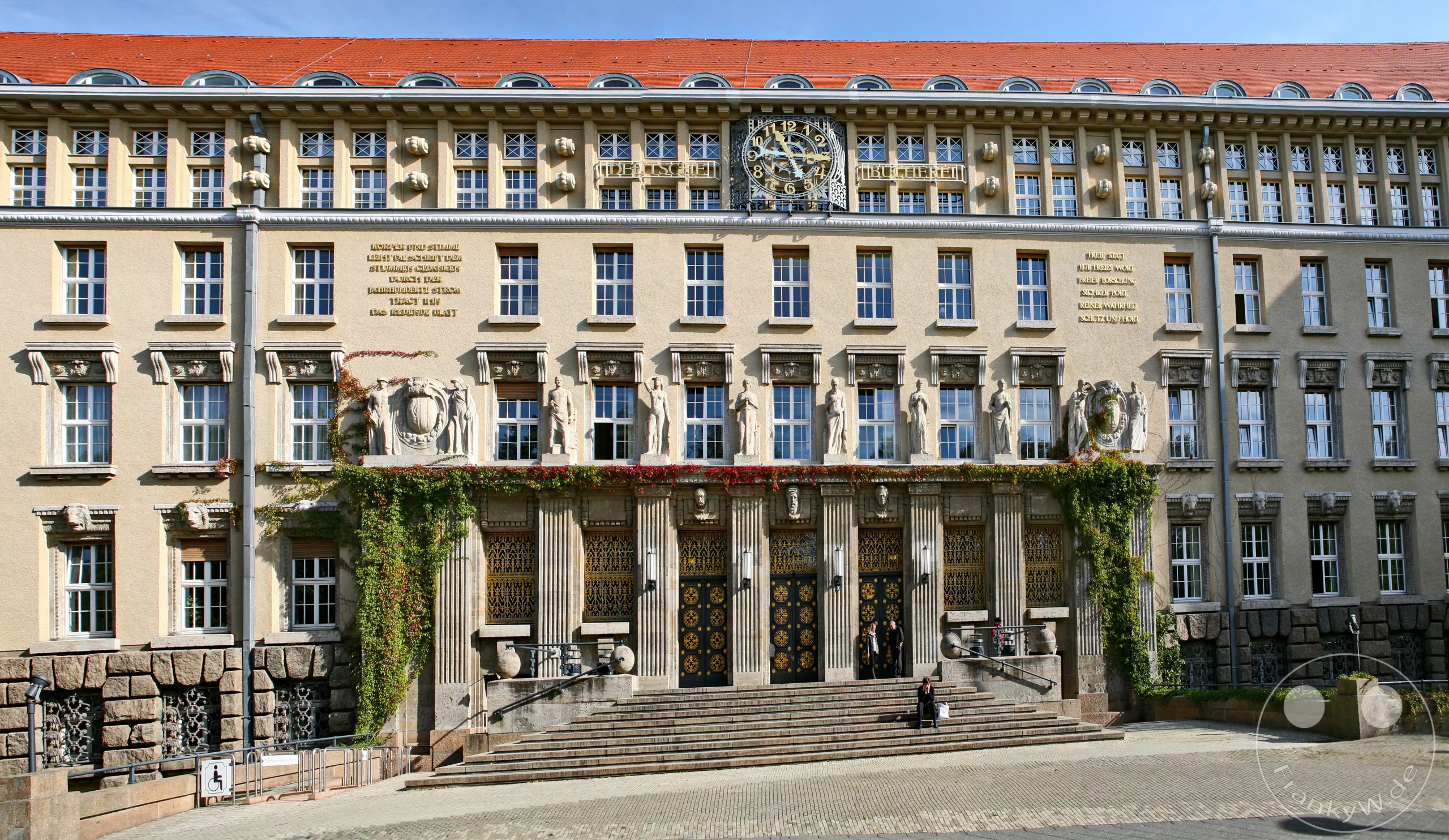 Der moderne vierte Erweiterungsbau der Deutschen Nationalbibliothek glänzt mit einer geschwungenen Glasfassade, die optisch der Bewegung eines Buchumschlags nachempfunden ist. Er verbindet die älteren Gebäudeteile zu einem geschlossenen Gesamtkomplex.
