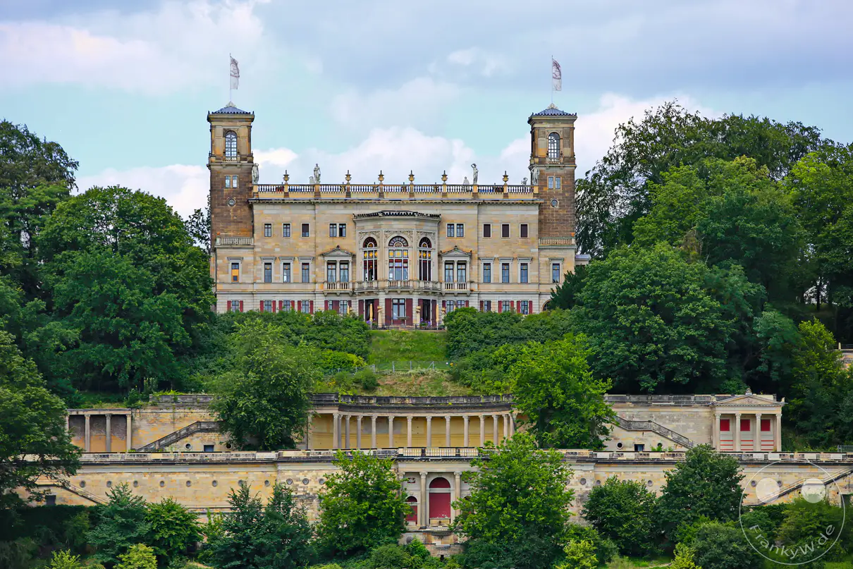 Das Schloss Albrechtsberg thront majestätisch über der Elbe in Dresden, umgeben von einer weitläufigen Parkanlage. Die imposante Architektur des Schlosses und die umliegende Natur schaffen eine erhabene und geschichtsträchtige Atmosphäre. Dieses Wahrzeichen Sachsens ist ein beeindruckendes Zeugnis vergangener Epochen und zieht Besucher mit seiner Pracht in den Bann.