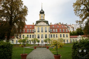 Das Gohliser Schlösschen in Leipzig präsentiert sich im Herbstkleid mit seiner beeindruckenden barocken Architektur. Umgeben von einer gepflegten Parkanlage mit Bäumen in herbstlichen Farben und Ziersträuchern, strahlt das Schloss eine ruhige und herrschaftliche Atmosphäre aus. Die Szene lädt zum Verweilen und Bewundern der historischen Baukunst im Einklang mit der Natur ein.
