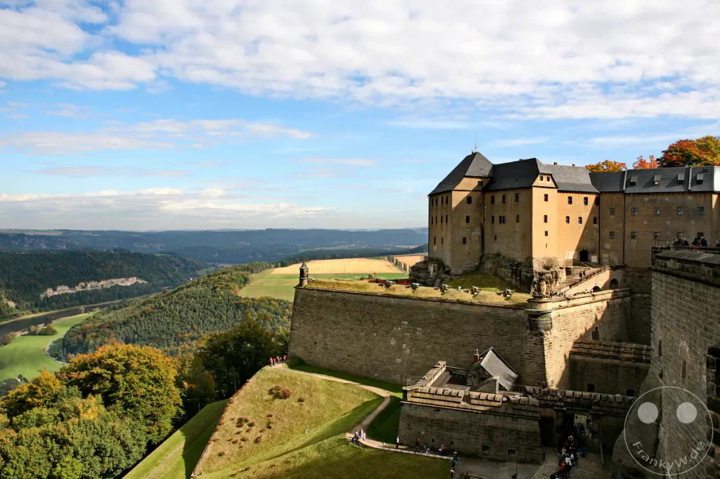 Die imposante Festung Königstein thront majestätisch über der malerischen Landschaft der Sächsischen Schweiz. Umgeben von tiefgrünen Wäldern und sanften Hügeln, bietet die historische Anlage einen atemberaubenden Ausblick auf das Elbtal und das Elbsandsteingebirge. Die Architektur der Festung erzählt Geschichten aus vergangenen Jahrhunderten und strahlt eine zeitlose Erhabenheit aus.