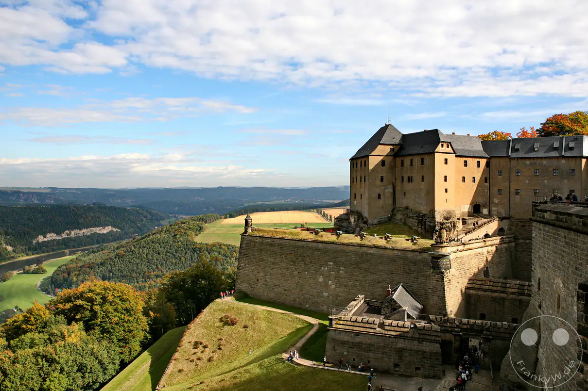 Die imposante Festung Königstein thront majestätisch über der malerischen Landschaft der Sächsischen Schweiz. Umgeben von tiefgrünen Wäldern und sanften Hügeln, bietet die historische Anlage einen atemberaubenden Ausblick auf das Elbtal und das Elbsandsteingebirge. Die Architektur der Festung erzählt Geschichten aus vergangenen Jahrhunderten und strahlt eine zeitlose Erhabenheit aus.