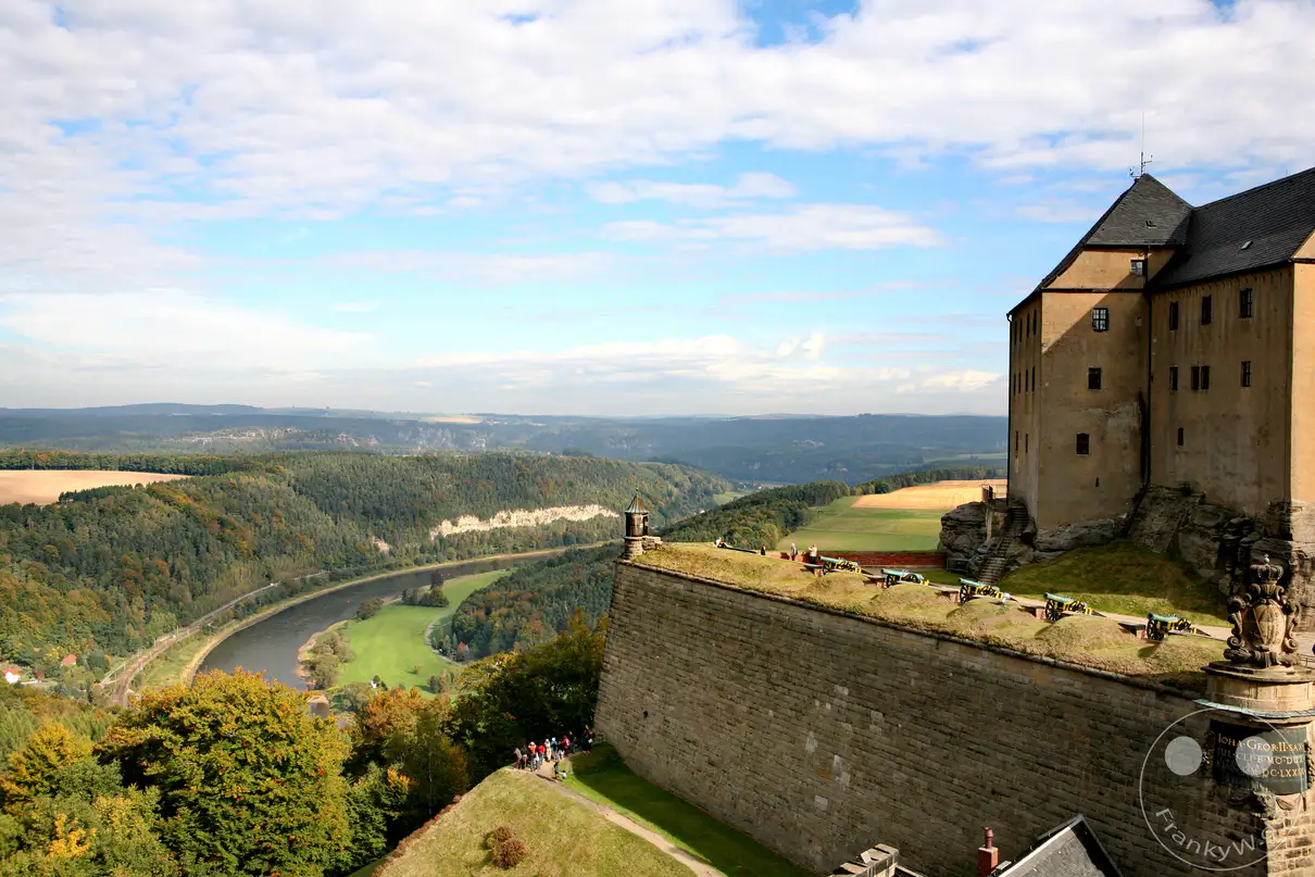 Die Festung Königstein thront majestätisch über der Elbe in der Sächsischen Schweiz, Deutschland. Von der beeindruckenden Burganlage aus bietet sich ein atemberaubender Panoramablick über das Elbtal und die umliegenden Tafelberge. Die historische Festung vermittelt ein Gefühl von Erhabenheit und vergangener Zeiten.